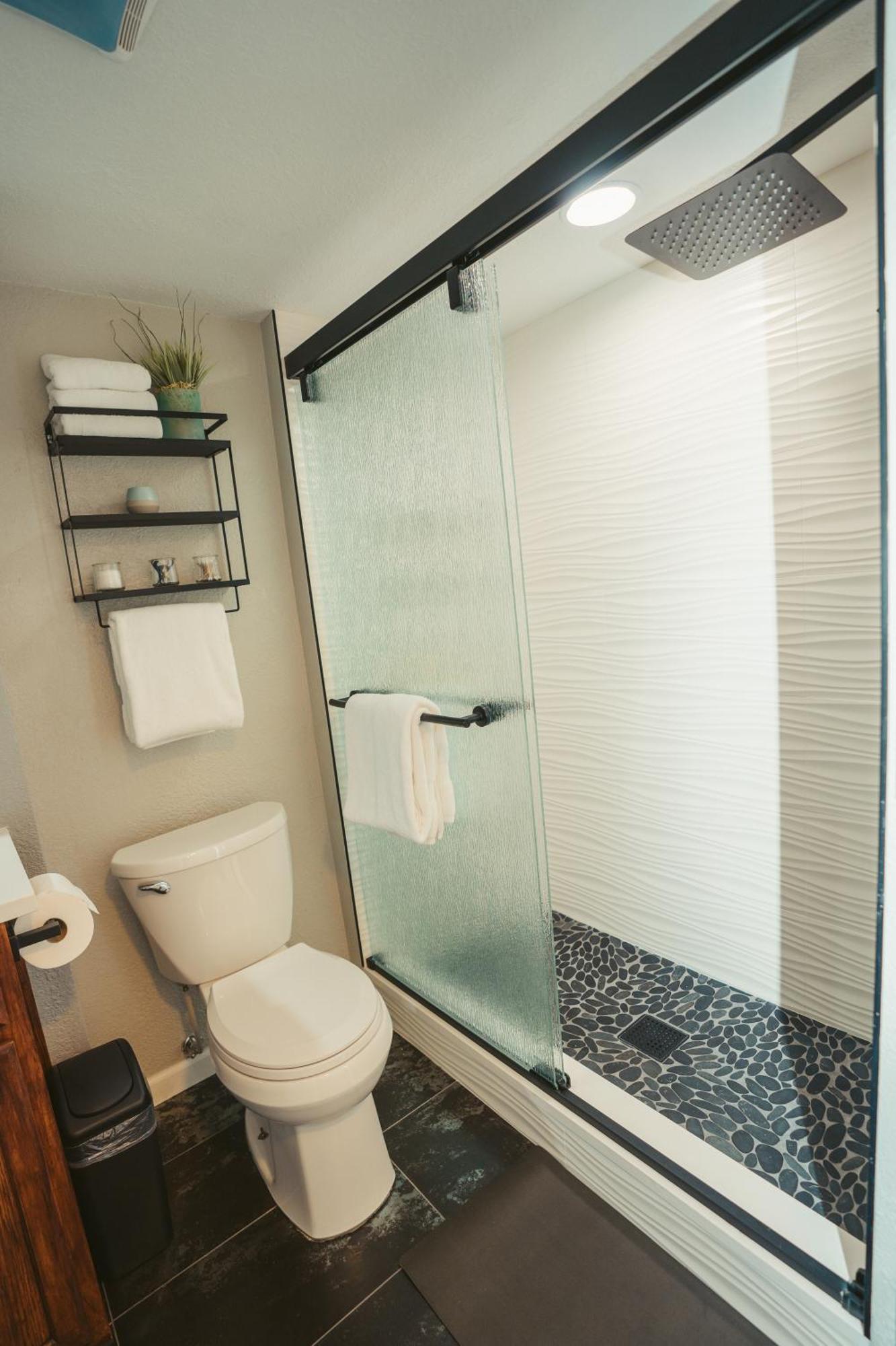 Windsor Retreat Private Basement Suite DEN Exterior foto