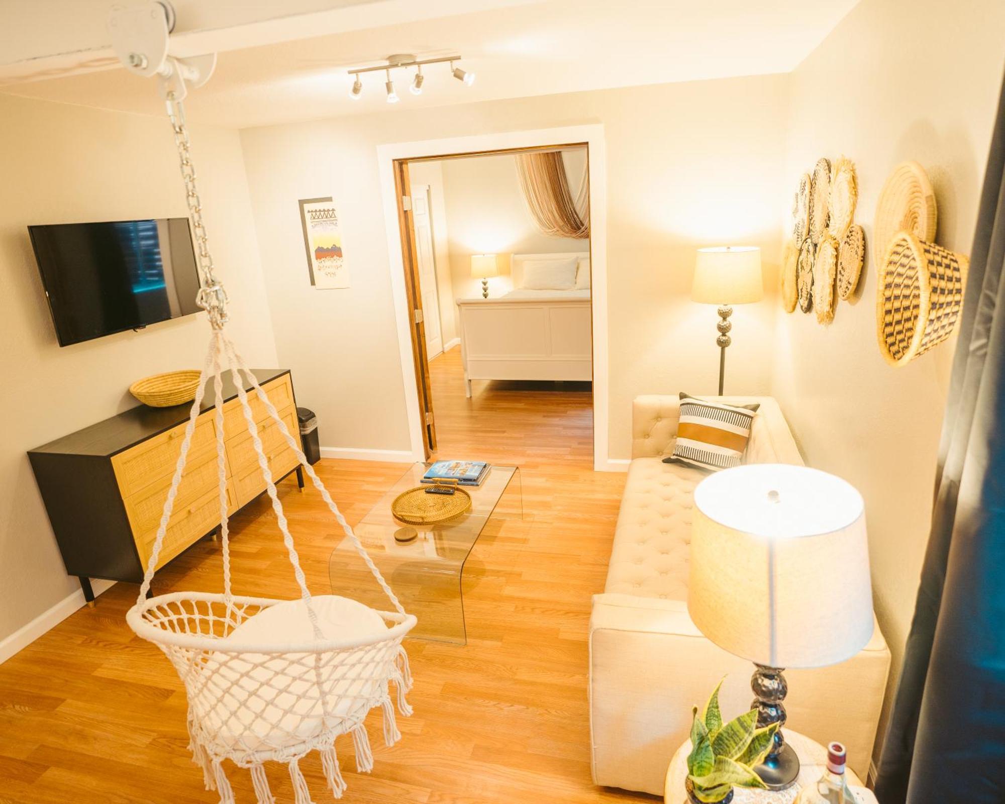 Windsor Retreat Private Basement Suite DEN Exterior foto