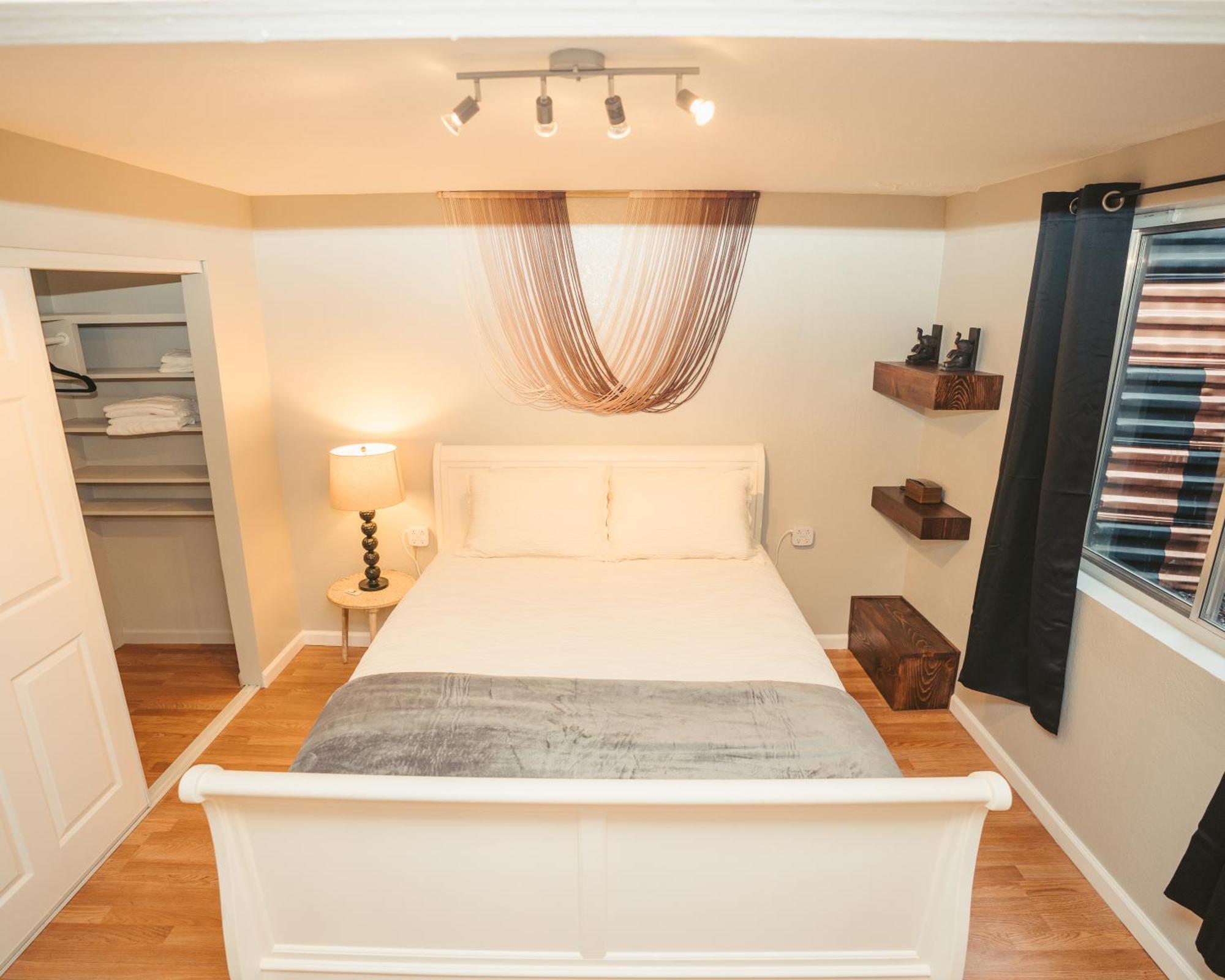 Windsor Retreat Private Basement Suite DEN Exterior foto